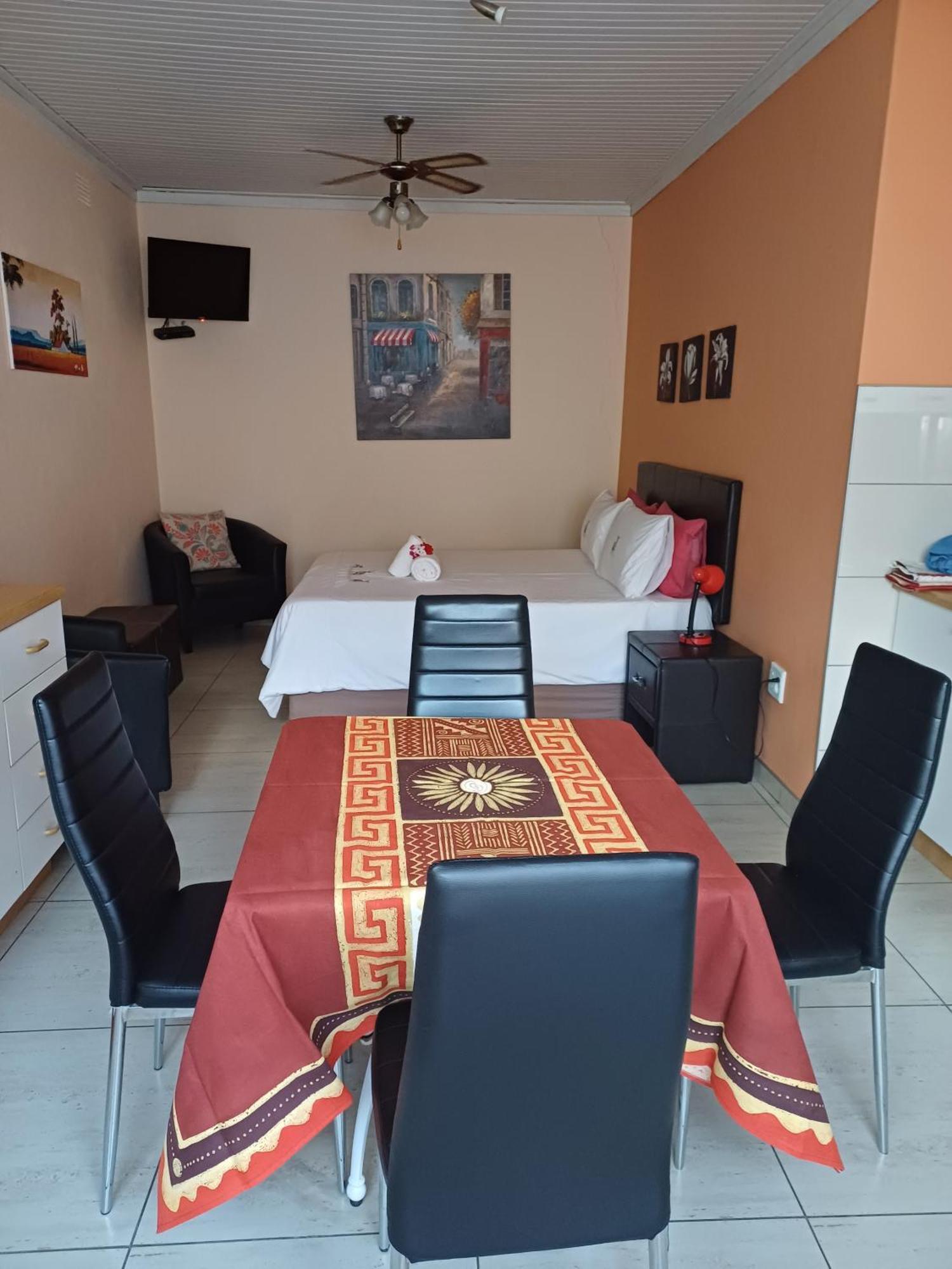 Capbon Guesthouse Windhoek Exterior photo